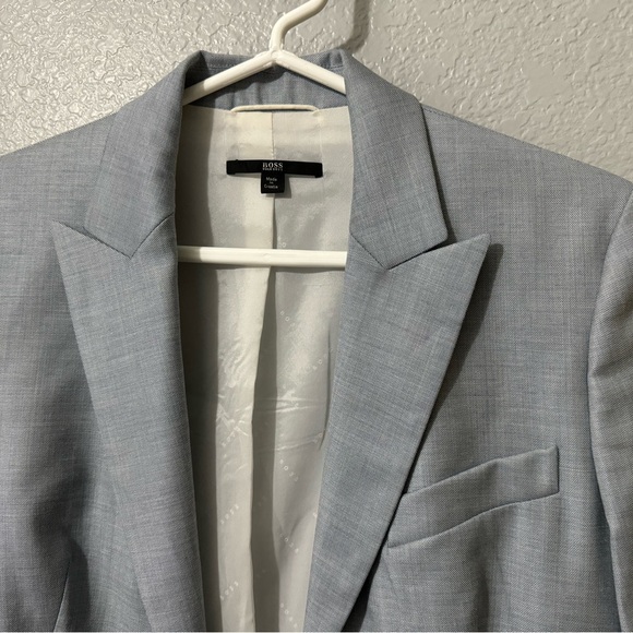 Boss brand new gray business suit. - Picture 7 of 8